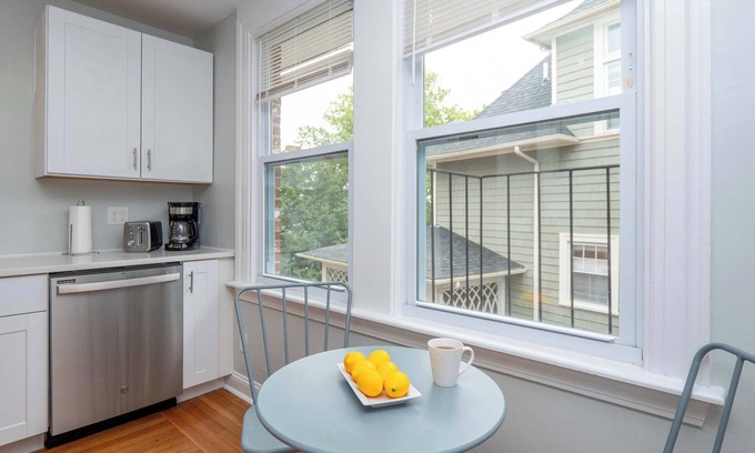 College Hill Apartment | Jennifer's College Hill Escape, Walk to Brown University