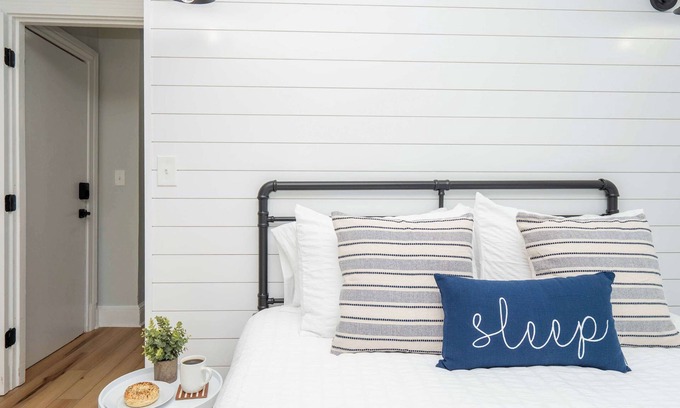 Federal Hill Apartment | Jennifer's Modern & Comfy Broadway Retreat