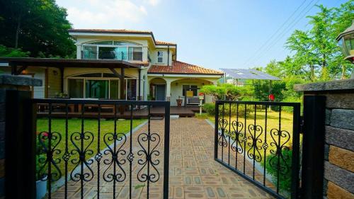 Kaeksa House | Jeonju hanok village Kim myeong ok Byeoljang pension