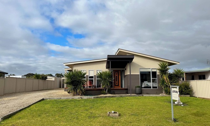 Waterhouse House | Jestalong House- Pet Friendly Outside - 4 De Guichen Dr