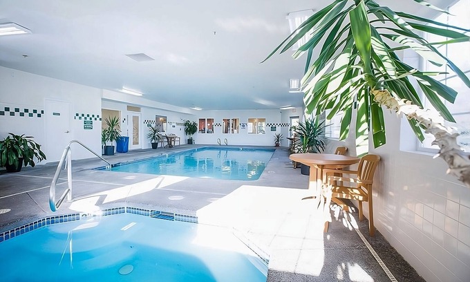McMinnville Apartment | Jetted Tub Suite in Red Lion McMinnville! On-site Pool, Near Eyrie Vineyards!