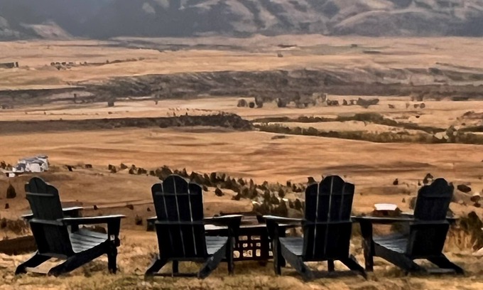 Emigrant Condo | John & Jeans Yellowstone Paradise Valley Mountaintop Escape, Open in Winter too!