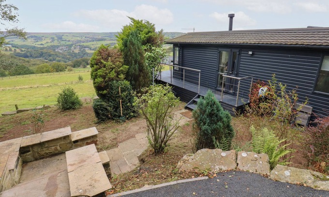 Sowerby Bridge Cottage | JOHN'S FOLLY, pet friendly, with open fire in Barkisland