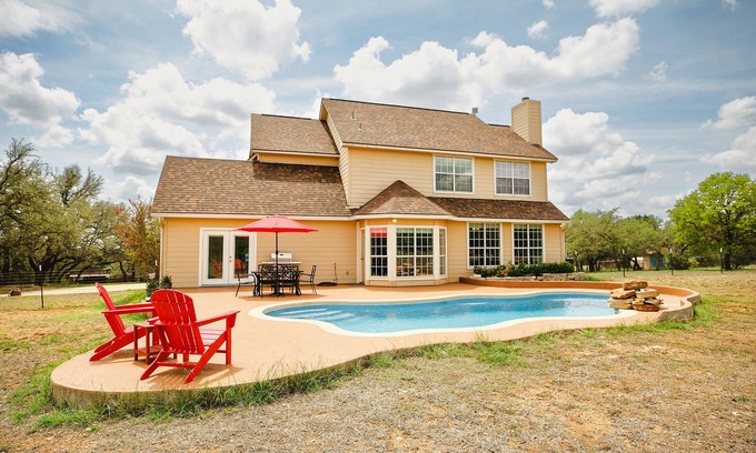 Johnson City House | Johnson City+Pool= Family FUN~Jazz & Art Fest in TX Hill County Wineries & more!