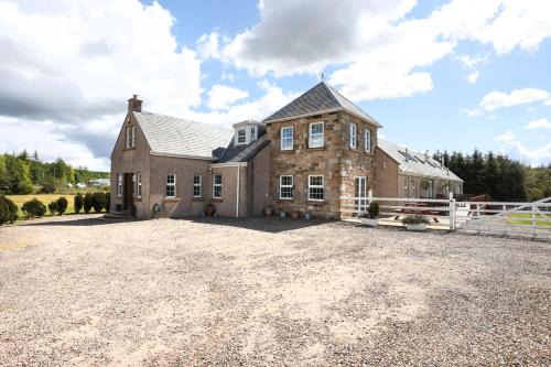 Kelty Apartment | JOIVY Greenknowes Estate with Hot Tub and Bar - Farmhouse and Lodge