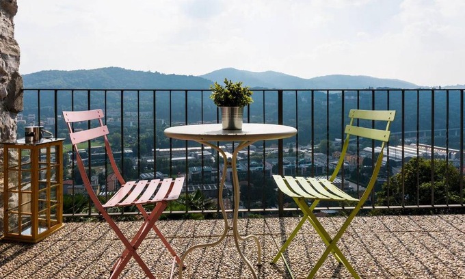 Cernobbio House | JOIVY Scenic 2BR Apt with Balcony & Parking