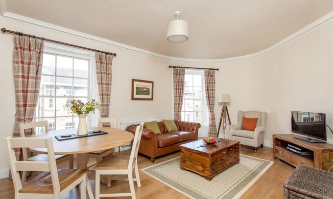 Stockbridge Apartment | JOIVY Stylish Apt in Trendy New Town Location