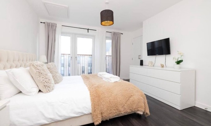 Glasgow House | JOIVY Stylish House with Garden