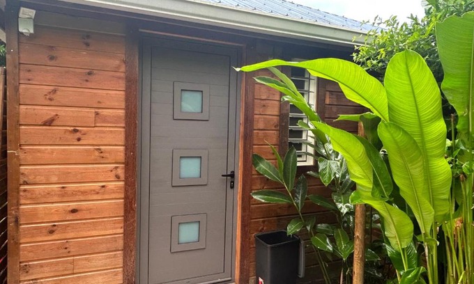 Les Abymes Apartment | Joli bungalow fleuri