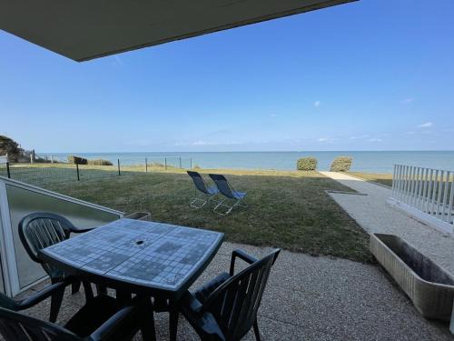 Jullouville Apartment | Joli T2 en front de mer avec accès direct plage, terrasse privative, parking et Wi-Fi gratuit - FR-1-361-45