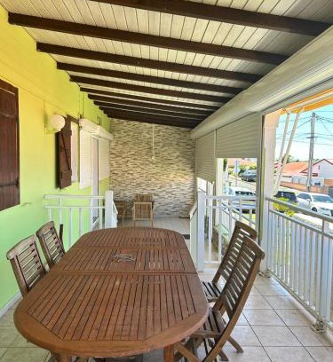 Vieux-Fort House | Jolie maison saisonnière en Guadeloupe de 160m2 disposant de 4 chambres 2 toilettes une grande véranda et terrasse