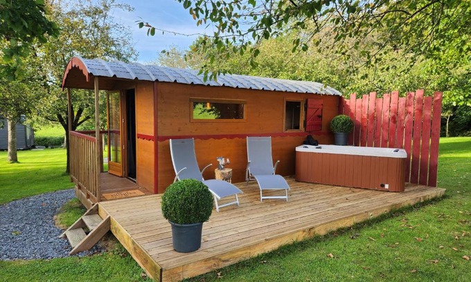 Saint-Jean-d'Elle House | JOLIE ROULOTTE AVEC SON SPA