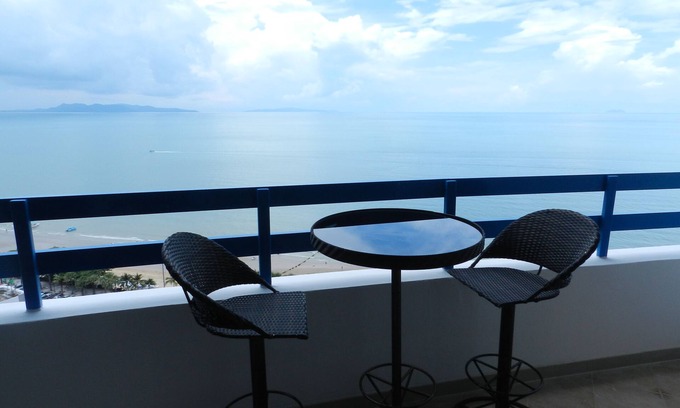 Jomtien Apartment | Jomtaen Plaza Condotel. Front view