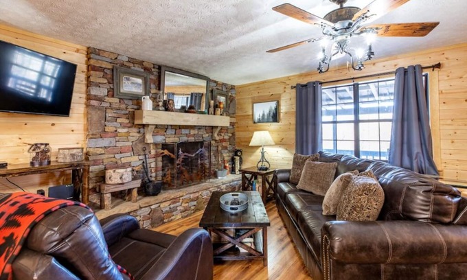 Sevierville House | Joye's Barnhouse Retreat-Close to Pigeon Forge Attractions, Parkway, and Outlets