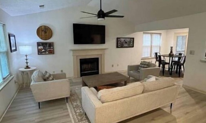 Lexington House | Joyful cottage on Joi- Off I-75