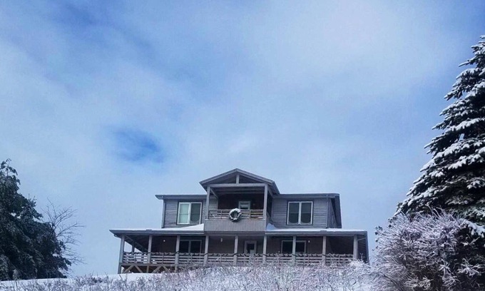 Newland Cabin | Joyful Vista with Breathtaking Views!