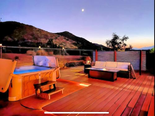 Yucca Valley House | JT's Star Catcher Cabin - HOT TUB
