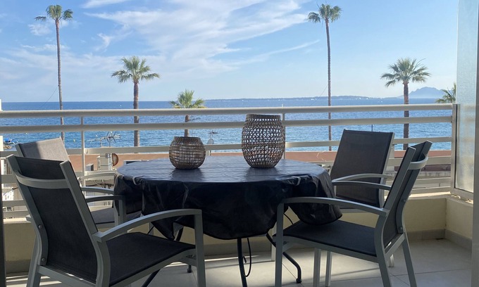 Juan-les-Pins Apartment | JUAN LES PINS Grand Studio Front de mer 4 Personnes