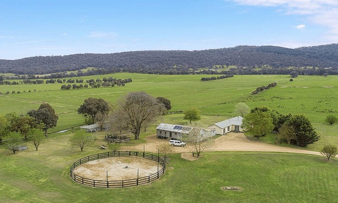 Mansfield Cottage | Jumbuck Cottage - Sitting amongst the surrounding rolling hills with mountain views.