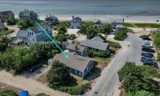 Brewster House | Just a few steps to Ellis Landing Beach!