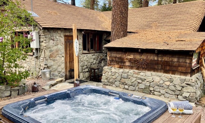 Wrightwood Cabin | K- MR · Hot Tub, Fireplace, Wifi, Moonlight Retreat