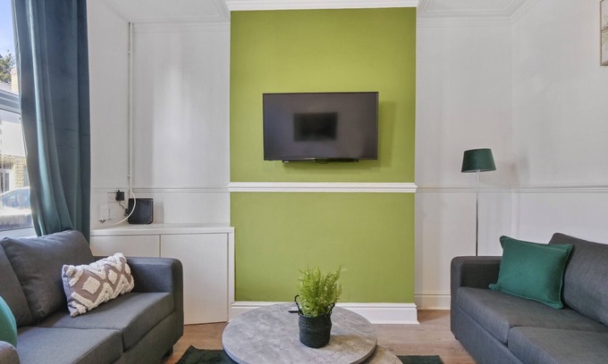 Derby House | K Suites - Spacious 3 bed House w/ FREE parking