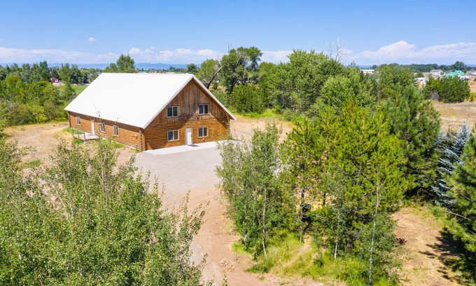 St. Anthony Cabin | KABINO: Family Reunions Huge Open Floor Plan Basketball Gymnastics Foosball Ping Pong FirePit WiFi