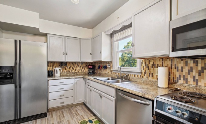 South Kansas City House | Kansas City Home w/Yard, Near Longview Lake