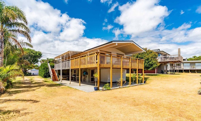 Mangawhai Heads House | Karibu - Large sunny home plus sleepout with views in great central location
