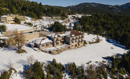 Synikia Mesi Trikalon Hotel | Karyatis Resort