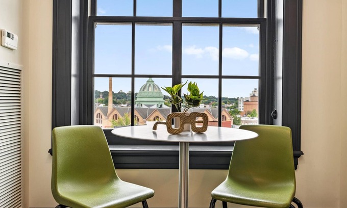East Liberty Apartment | Kasa Classic Studio Quick Drive to Carnegie Mellon The Maverick