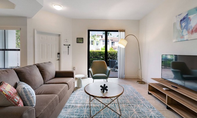 Davie Apartment | Kasa | Sunny Space Close to Shopping | Fort Lauderdale