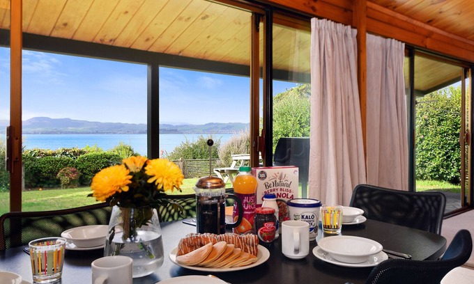 Kawaha Point Cottage | KAWAHA POINT LOOKOUT - ROTORUA HOLIDAY HOME, with a garden in Rotorua