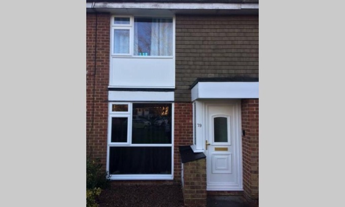 Horsham House | KB79 Welcoming 2 bedroom house in Horsham, pets very welcome with links to London and Gatwick