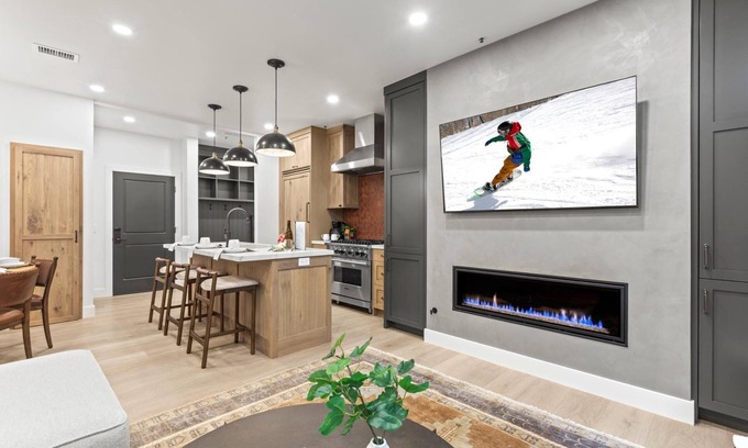 Downtown Park City Condo | KBM Resorts | Lift Lodge | Walk to Ski Lift, Elevator Access, On Main St, Hot Tub, Restaurants, Parking, views! LLC-103