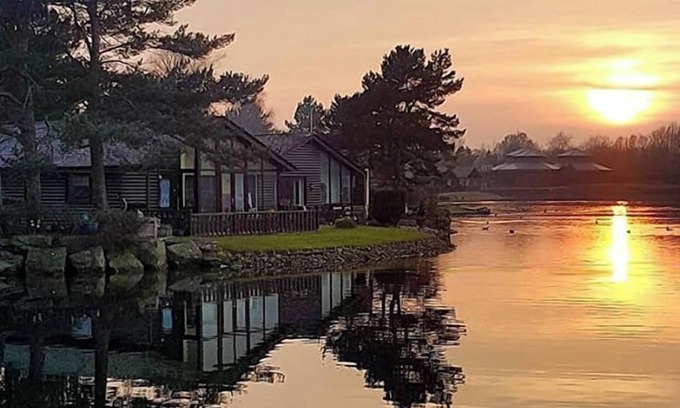 Carnforth Cabin | Keer Lodge a lakeshore haven @ Pine Lake Resort