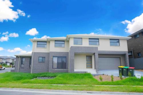 Kellyville House | Kellyville Spacious Modern House Park&Lake