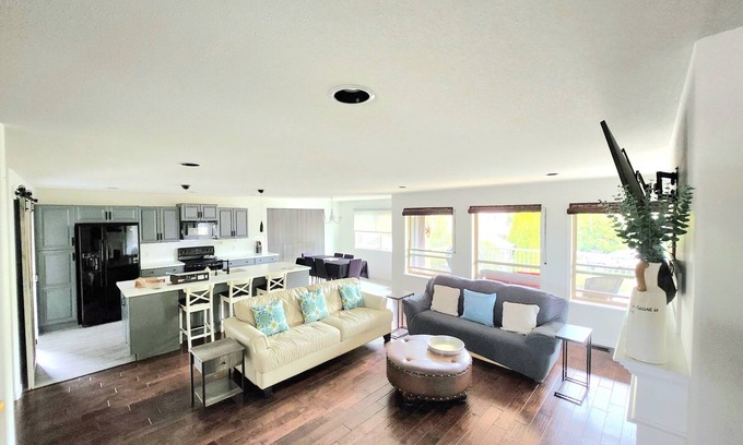 Black Mountain House | Kelowna full level luxury 31 minutes to big white ski, 15 mins airport/downtown