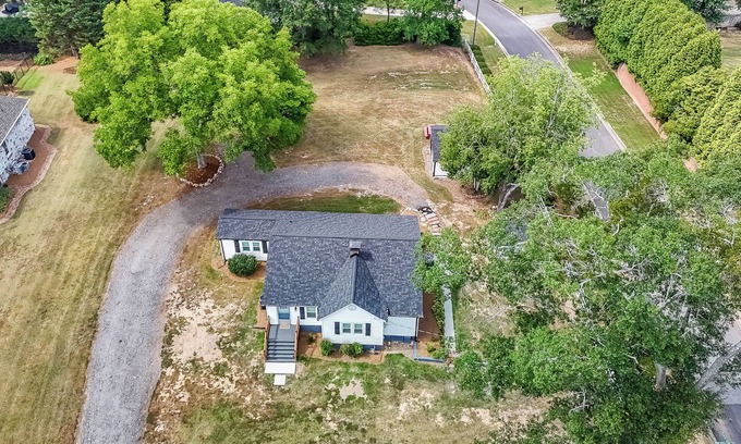 Marietta Cottage | Kennesaw Cottage – Charming 2 BDR Just 10 Miles to LakePoint Sports!