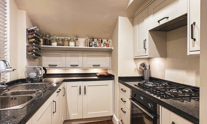 Royal Borough of Kensington and Chelsea Apartment | Kensington Spacious Apartment