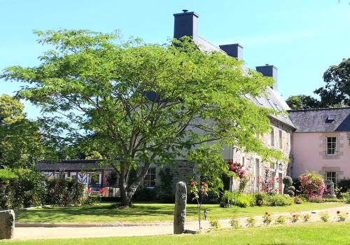 Yvias Bed & Breakfast | Kergroaz Maner Classé 5 épis Table d'Hôtes Manoir dans parc paysagé, spa en plein air Bornes véhicules électriques Petit déjeuner inclus
