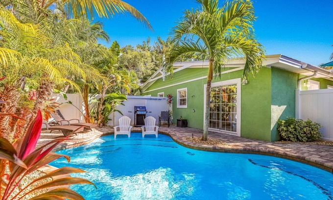 Holmes Beach House | Key Lime Cottage by Beach Boutique Rentals