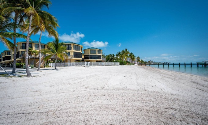 Marathon Villa | KG Arrive any day, pool on beach, full Kitchen, W/D, Parking, Docks, balcony,