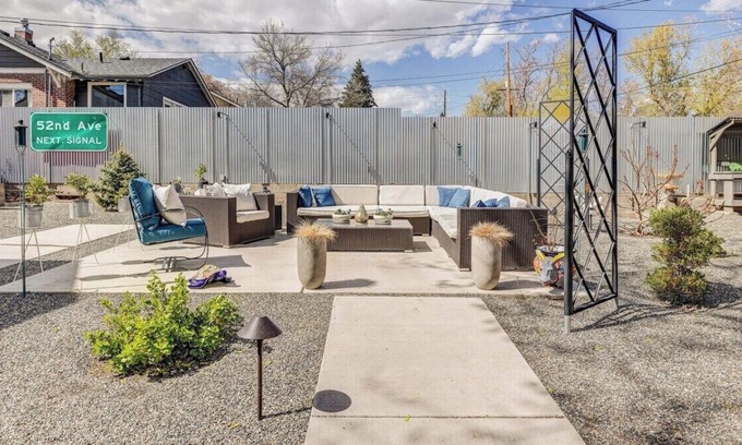 Edgewater House | Kick back and relax in this stylish W