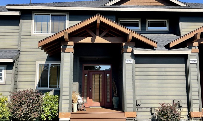 Redmond House | Kid friendly Eagle Crest Townhome w/private Hottub