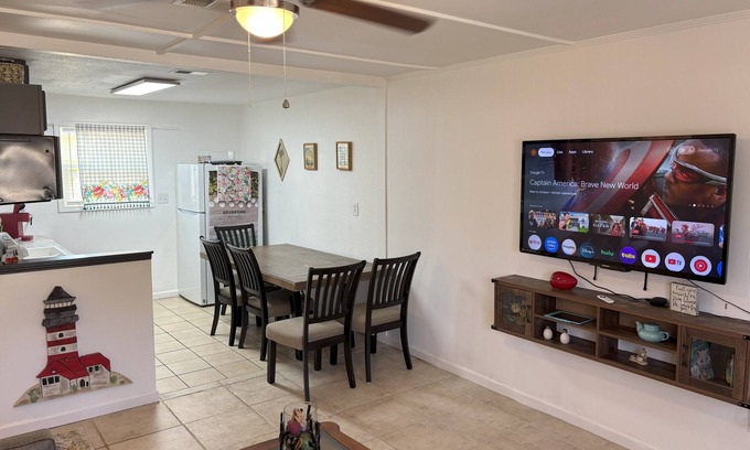 Gulf Breeze House | Kid-Friendly/Walk to Playground 2-bedroom house in Gulf Breeze with WiFi and AC