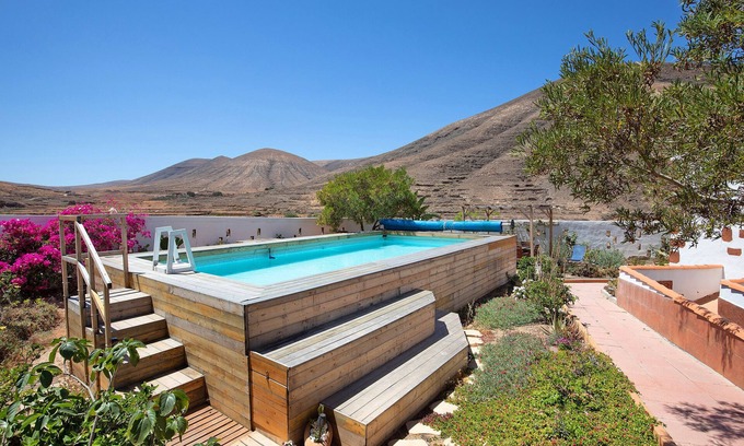 Guisguey Apartment | Kikiki Loft Veranda with Sea View, Pool, Garden & Wi-Fi