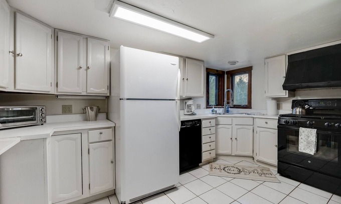 Killington Cabin | Killington Mountain Home! HotTub & 5 min to Skiing! 3 Bedroom Home by RedAwning