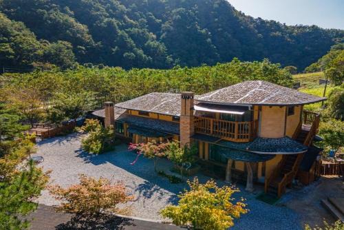 Gimsatgat House | Kim Satgat Heukjib Yiyagi