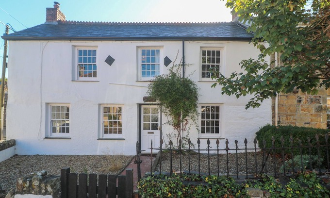 Newquay Cottage | KIMBERLEY HOUSE, pet friendly, with open fire in St Columb Minor